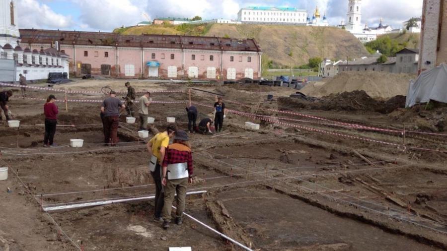 Остатки старинной усадьбы и предметы быта были найдены в Тобольске: их обнаружили строители, а теперь изучают археологи