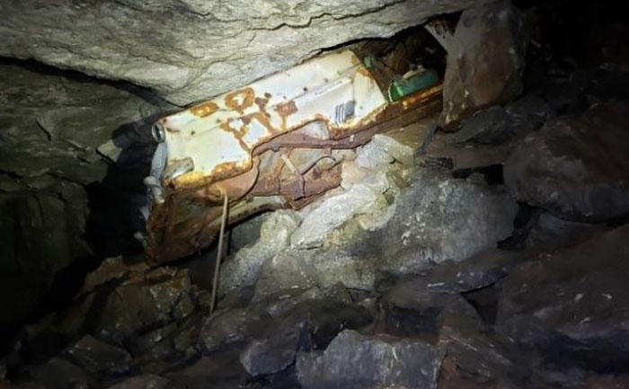 Как он туда попал? Группа спелеологов обнаружила в пещере раритетный кабриолет Ford 1954 года