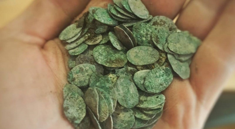 Серебряные монеты XVI века: псковские археологи обнаружили настоящий клад