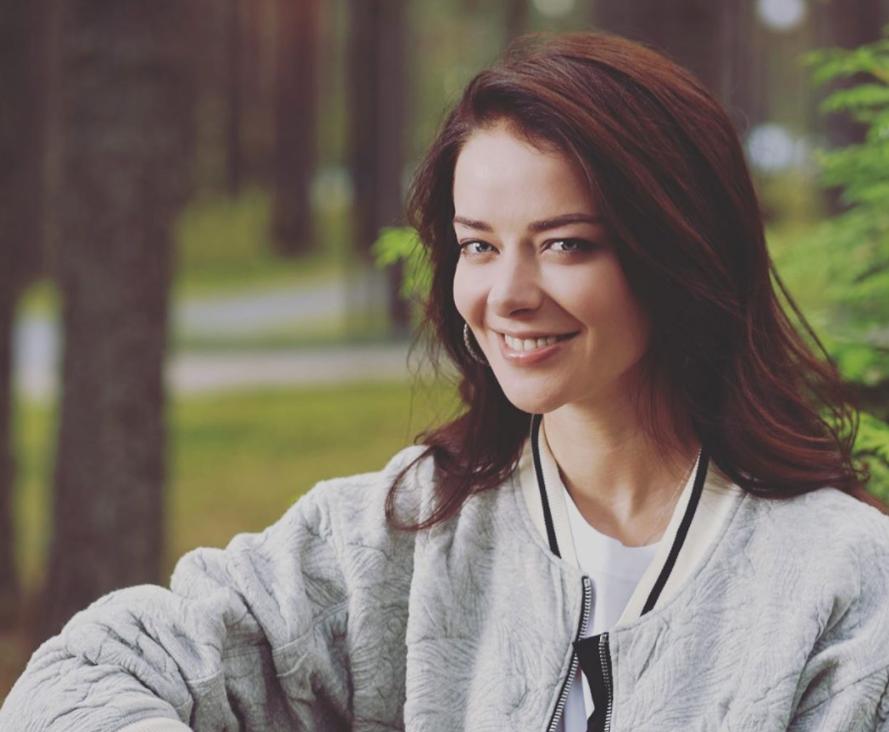 Марина Александрова поделилась снимком со своего отдыха: внимание подписчиков привлекла не роскошная яхта, а точеная фигура актрисы