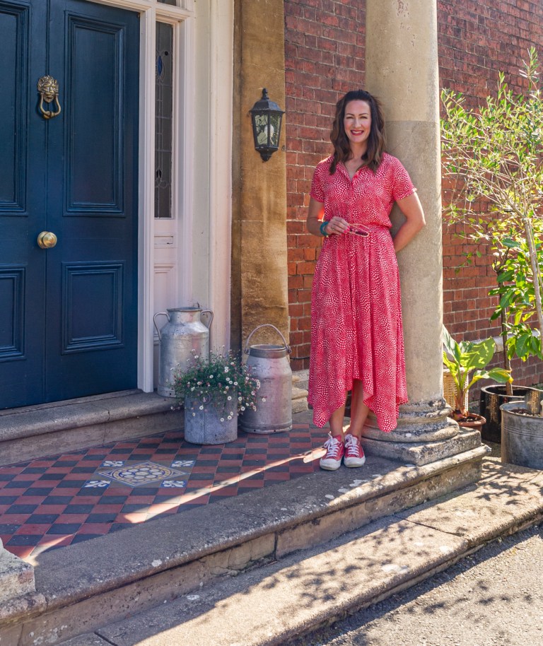 Женщина потратила 2 года, чтобы преобразить старый дом в викторианском стиле: результат потрясающий