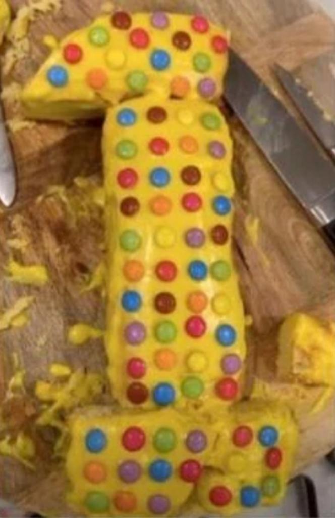Девушка решила сама испечь торт на день рождения сына: фото ее эпического провала