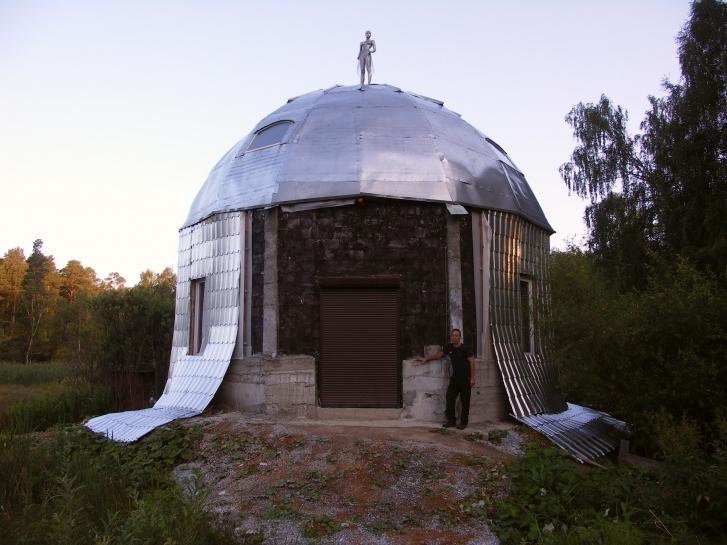 Житель Челябинской области построил дом в виде огромной головы, и к нему можно прийти в гости