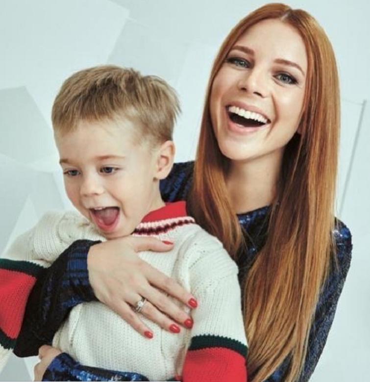 Наталья Подольская поделилась фото с сыном и супругом с отдыха в Ялте: по словам подписчиков, на этом снимке семья особенно счастлива