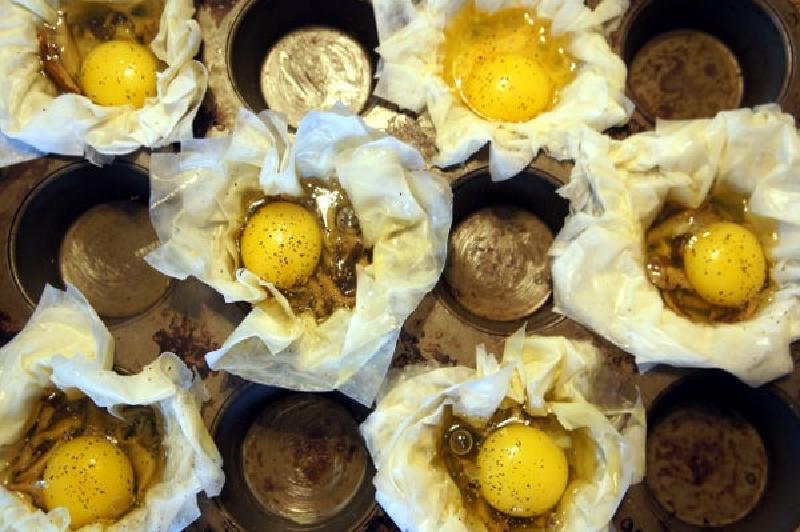 На завтрак готовлю для всей семьи сытные корзиночки из теста: внутрь кладу грибы и разбиваю яйцо