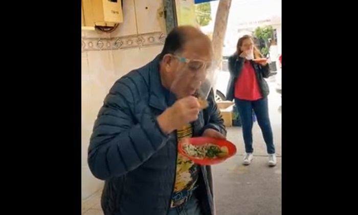 Мужчина решил перекусить в уличном кафе, но при этом он забыл снять защитный экран с лица (смешное видео)