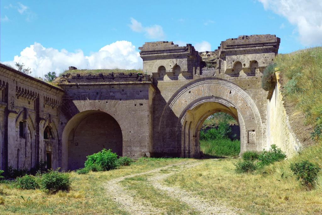 Развалины превратят в экскурсионный центр: как продвигается реставрация Керченской крепости