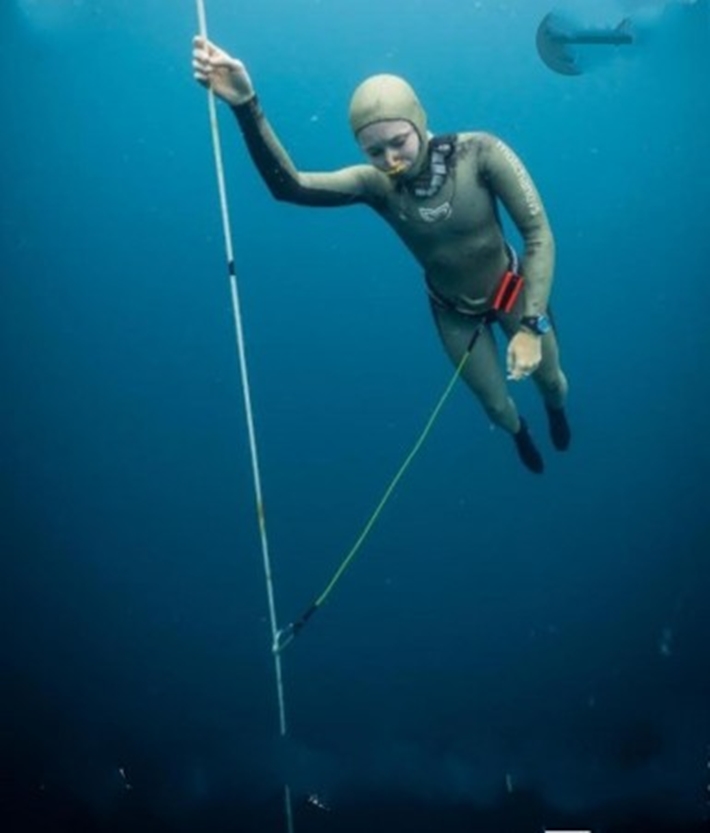 Спортсменка Ольга Давыдова установила два мировых рекорда по погружению на Голубом озере в Кабардино-Балкарии
