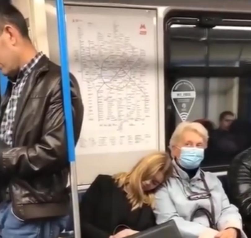Девушка прилегла вздремнуть на плечо женщины в метро: пользователей умилила ее реакция
