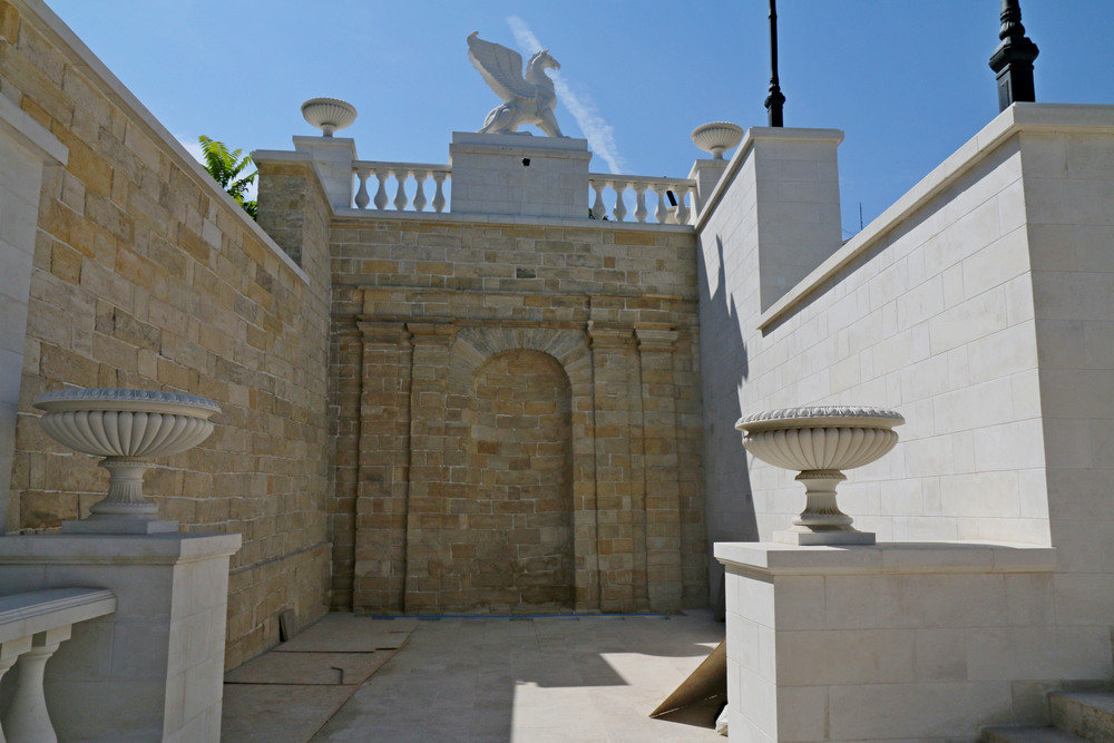 Ультрасовременные и исторические материалы: как проходит реконструкция Митридатских лестниц в Керчи