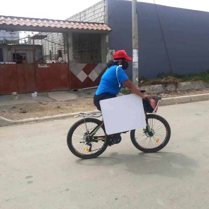 Учительница из Эквадора каждый день ездит на велосипеде, чтобы преподавать для тех, у кого нет Интернета