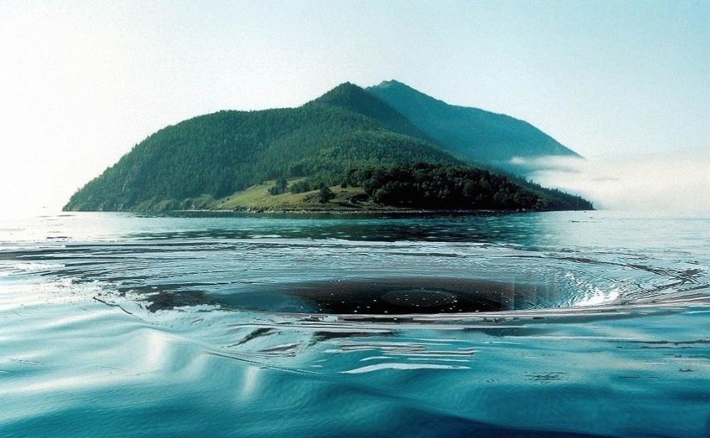 6 сентября отмечается День озера Байкал. Таинственная воронка, светящаяся вода и другие загадки красивейшего озера