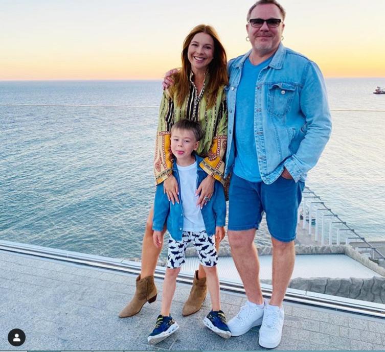 Наталья Подольская поделилась фото с сыном и супругом с отдыха в Ялте: по словам подписчиков, на этом снимке семья особенно счастлива