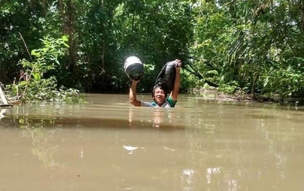 Учитель преодолевает 30 км даже под водой, чтобы помочь с уроками своим ученикам