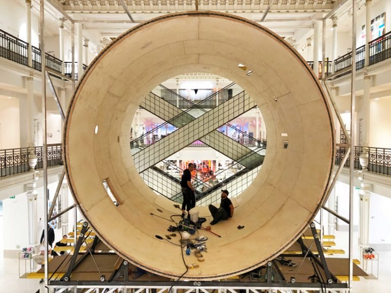 Архитекторы установили круглую зеркальную дорожку для катания на роликах и скейтбордах прямо в вестибюле универмага: молодежь оценила идею