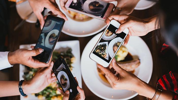 Ресторан в Австралии дарит бокал вина каждому посетителю, который отключит свой телефон на время ужина