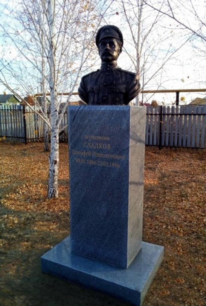 Памятник Сладкову на улице Чапаева: оренбургские казаки открыли монумент своему герою Гражданской войны