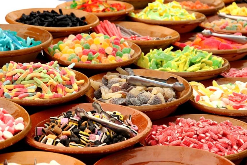Не только сладостью, но и магической силой могут наделять конфеты, как считали наши предки: 18 октября принято поздравлять сладкоежек со Всемирным днем конфет