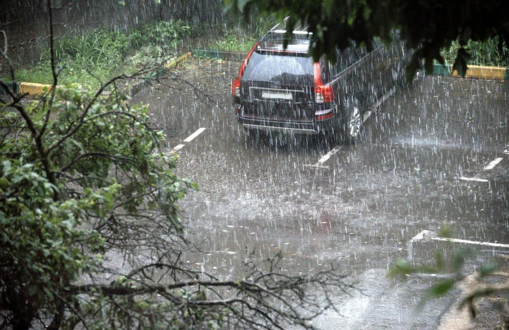 Отдых накрылся ливнем: в Краснодарском крае объявили экстренное предупреждение по сильным дождям