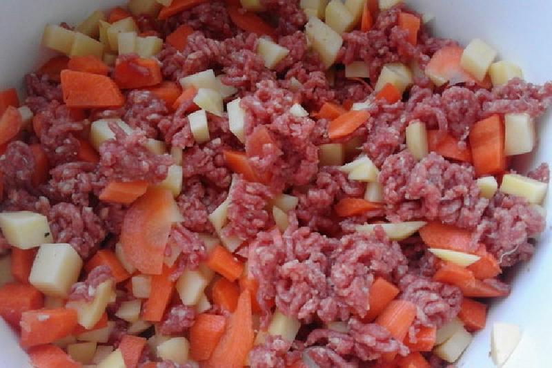 Ароматные пирожки с сытной начинкой: внутри мясо, морковь и картошка