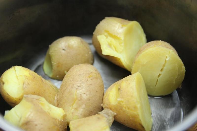 Милая закуска из картофельного пюре. Сытные сердечки с двумя видами начинок: томатной и бобовой