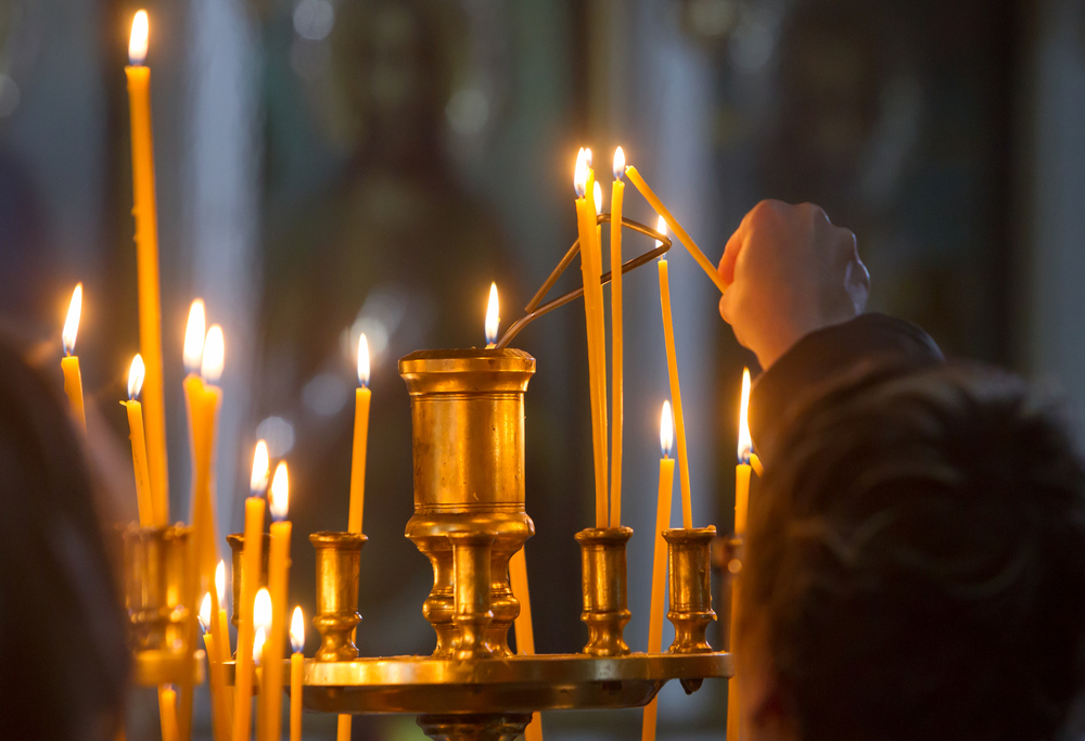 Вы теряетесь, когда заходите в храм и ставите свечи? Как правильно это делать и откуда пришла традиция
