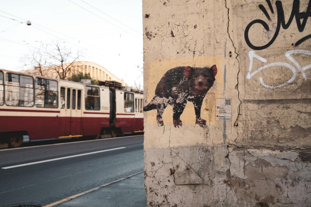 На фасадах домов Петербурга появились изображения животных, которым угрожает исчезновение. Проект поддержан сетью кофеен 