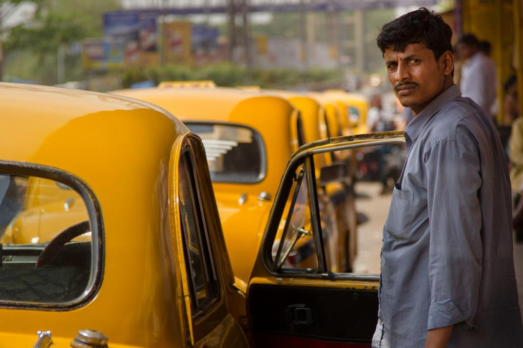 Мужчина из Мумбаи оставил сумку в такси: через некоторое время вернулся, а водитель его ждал