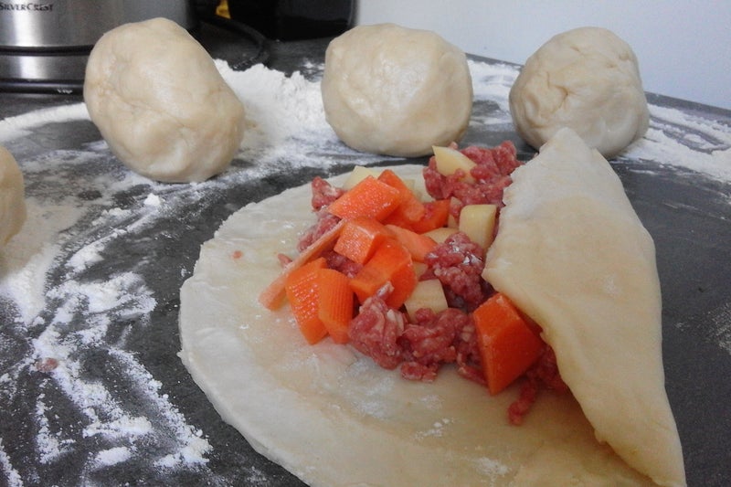 Ароматные пирожки с сытной начинкой: внутри мясо, морковь и картошка