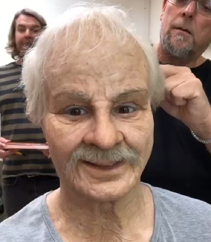 Оскароносный художник по гриму Марк Кулиер превратил лицо модели Риан Сагден в лицо пожилого мужчины