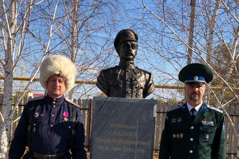 Памятник Сладкову на улице Чапаева: оренбургские казаки открыли монумент своему герою Гражданской войны