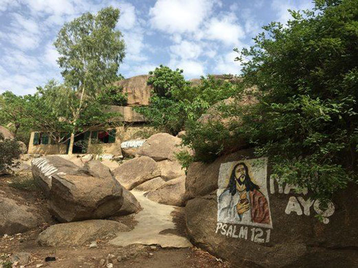 Молитвенная гора Ханва: христианские церкви, расположенные в трещинах скалистого холма в Северной Нигерии