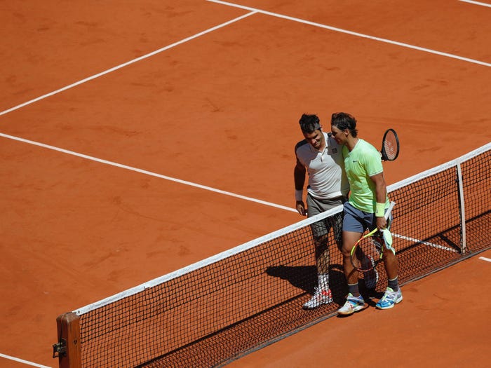 Высокие отношения: Роджер Федерер тепло поздравил Рафаэля Надаля после того, как испанец сравнял счет в их личном соперничестве на Открытом чемпионате Франции