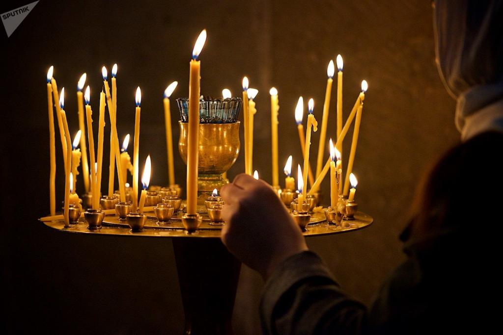 Вы теряетесь, когда заходите в храм и ставите свечи? Как правильно это делать и откуда пришла традиция
