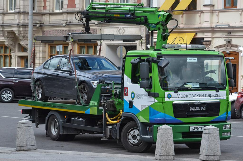 BMW и Mercedes: названы машины, которые чаще всего эвакуируются в Москве за стоянку без номеров