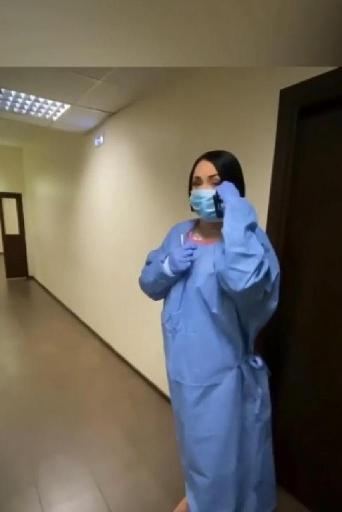 В медицинском халате и маске: Лолита Милявская дала свой первый сольный концерт после долгого перерыва