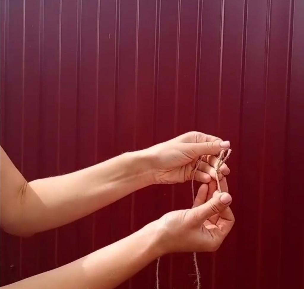 Девушка из Брянска подробно показала, как сформировать косу из луковиц: больше тысячи людей взяли способ на заметку
