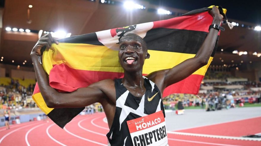 Легкоатлет из Уганды только что установил третий мировой рекорд в течение 2020 года. Знакомьтесь: чемпион мира по бегу на длинные дистанции Джошуа Чептегеи