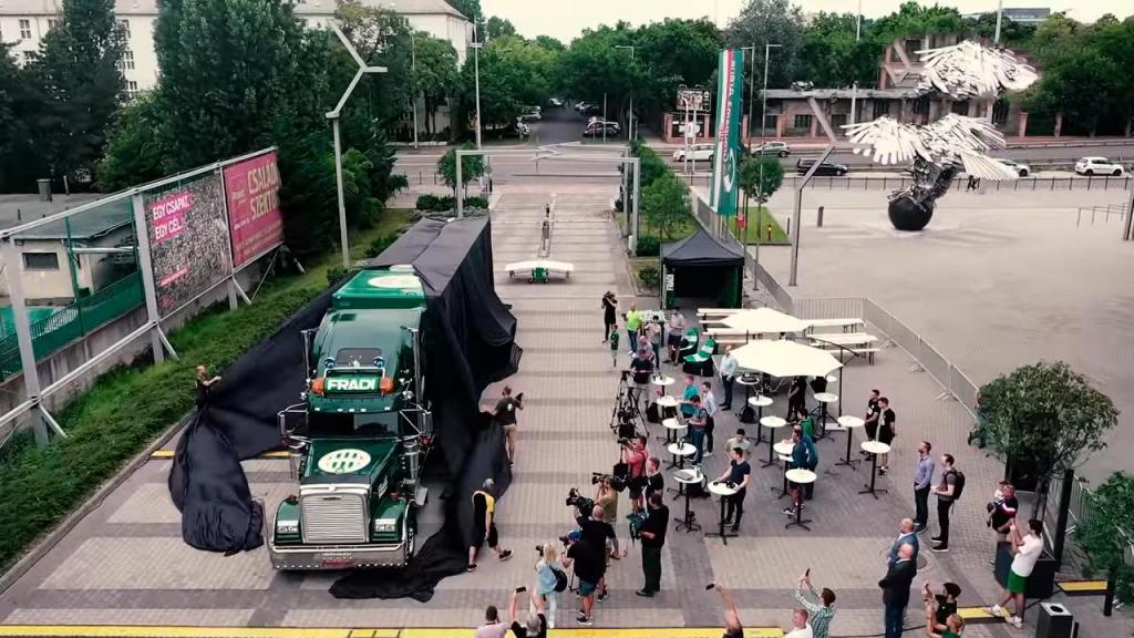 Венгрия: ФК «Ференцварош», чтобы приблизить клуб к своим болельщикам, организовал выставку в 20-метровом грузовике FRADI TRUCK