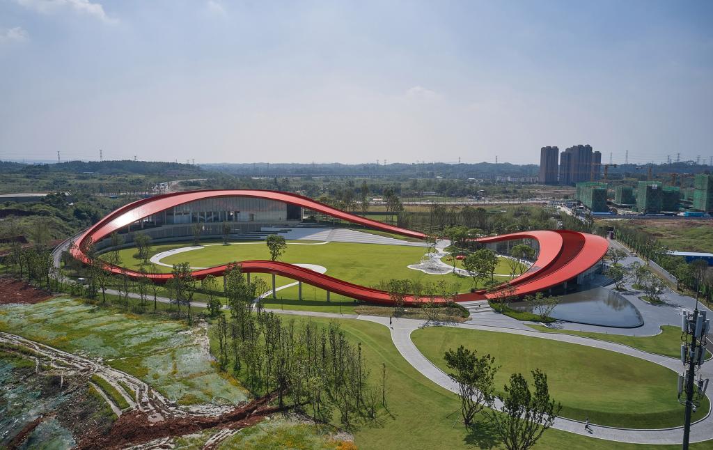 Архитекторы возвели в Китае волнистую пешеходную дорогу к зданию и назвали ее 