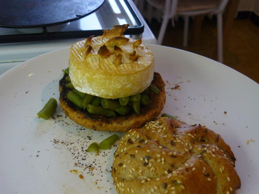 Идеальный бургер с камамбером и карамелизированным луком: сочный, сытный и безумно вкусный