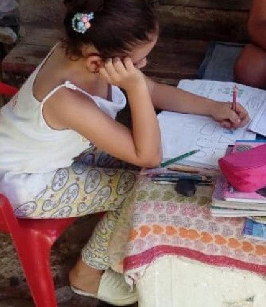 Маленькая девочка получила в подарок телефон после того, как люди узнали, что она очень хочет учиться, но не может из-за отсутствия гаджета