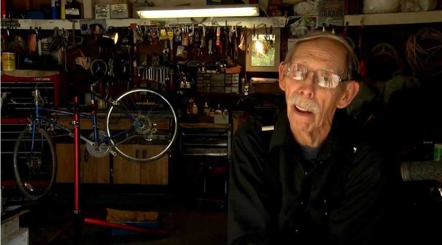 «Это началось как хобби»: 86-летний американец помогает нуждающимся, восстанавливая для них велосипеды