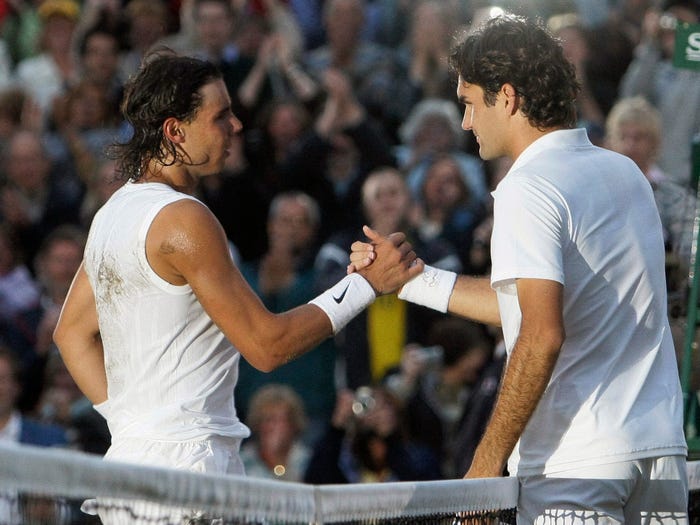 Высокие отношения: Роджер Федерер тепло поздравил Рафаэля Надаля после того, как испанец сравнял счет в их личном соперничестве на Открытом чемпионате Франции