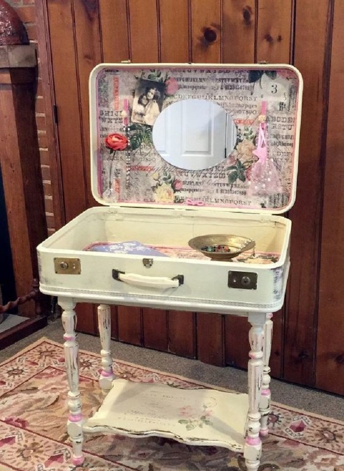 Из старого чемодана женщина сделала очень милый винтажный столик с местом для хранения внутри