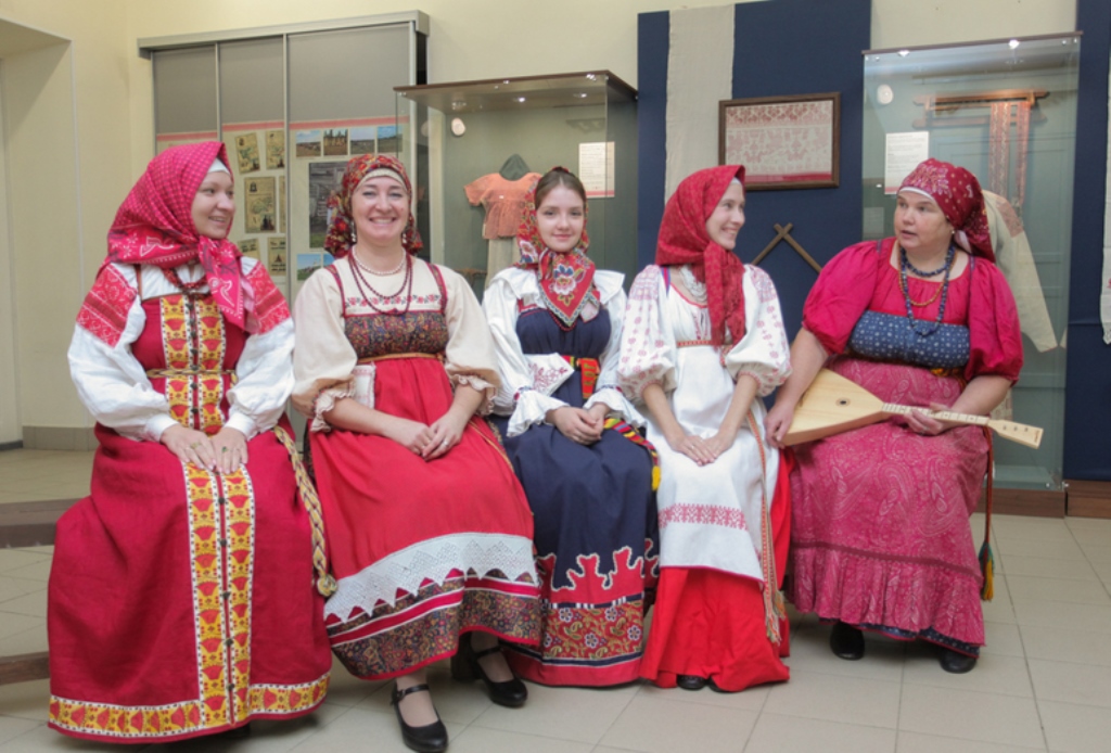 При поддержке промышленников: в Череповце открылась уникальная выставка традиционных костюмов народностей северных губерний