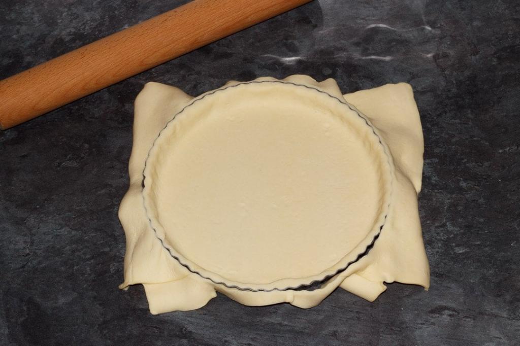 Пирог перекус и полноценный десерт: лакомство с кукурузными хлопьями на основе из песочного теста