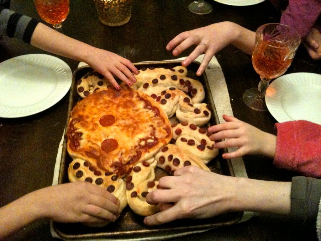 Креативный дизайн пиццы: готовим итальянское блюдо в виде большого осьминога