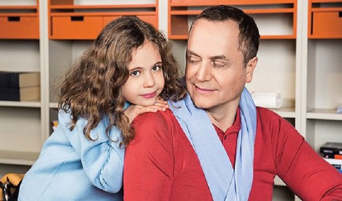 Единственная дочь актера Андрея Соколова растет красавицей. Софье всего 10, а она уже снялась вместе с папой