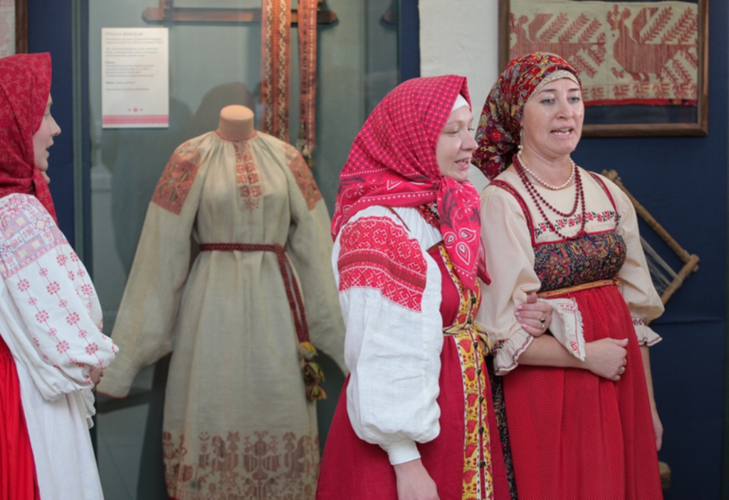 При поддержке промышленников: в Череповце открылась уникальная выставка традиционных костюмов народностей северных губерний